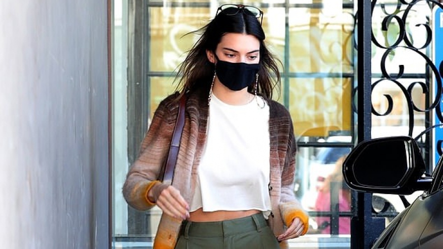 Kendall Jenner khoe eo thon