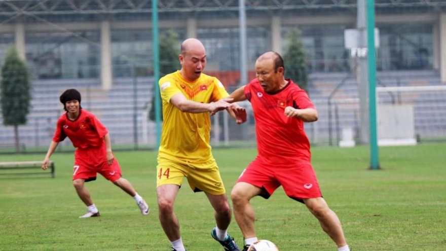 HLV Park Hang Seo trình diễn kỹ năng đá bóng chào mừng Ngày Thể thao Việt Nam 