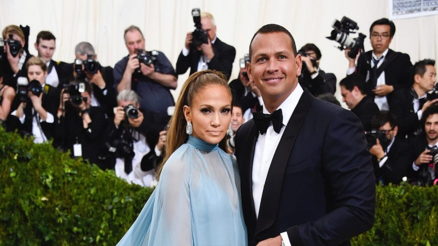 Phủ nhận chia tay, Jennifer Lopez và Alex Rodriguez nói "đang giải quyết vài vấn đề"