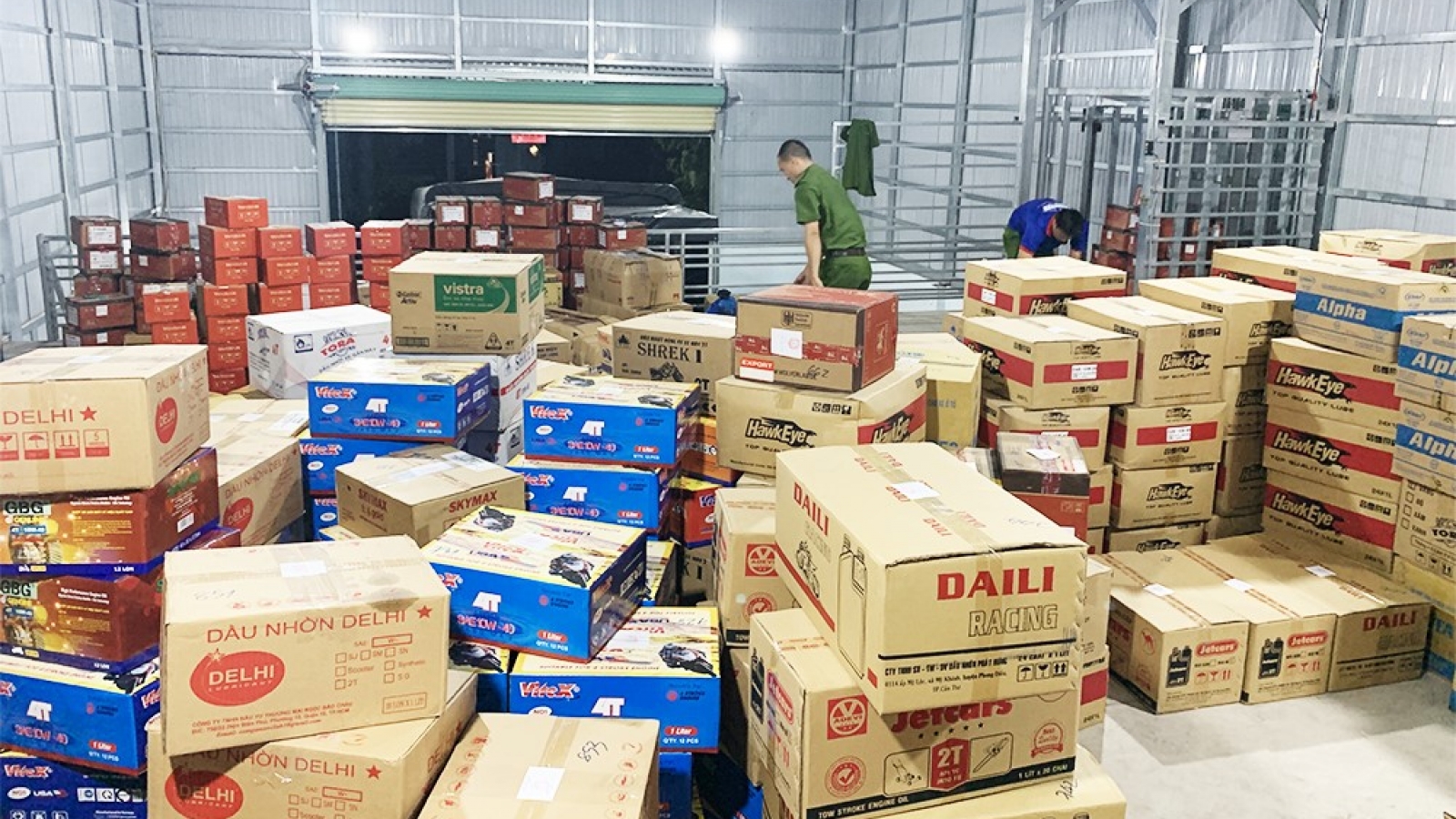 Phát hiện hai căn nhà đầy ắp hàng lậu của vợ chồng...cán bộ Bộ đội biên phòng