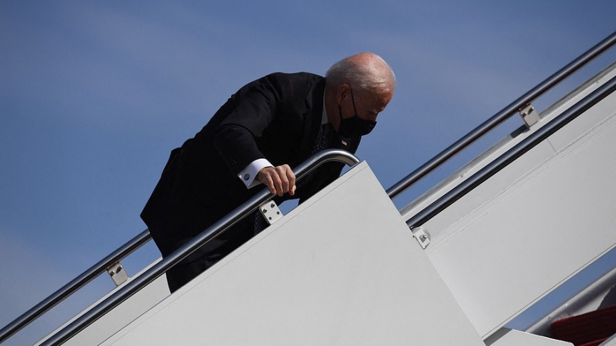 Tổng thống Biden liên tục vấp ngã khi bước lên chuyên cơ Không lực Một