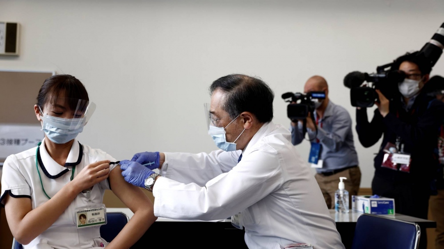 Nhật Bản thúc đẩy tiêm vaccine Covid-19 đại trà sớm