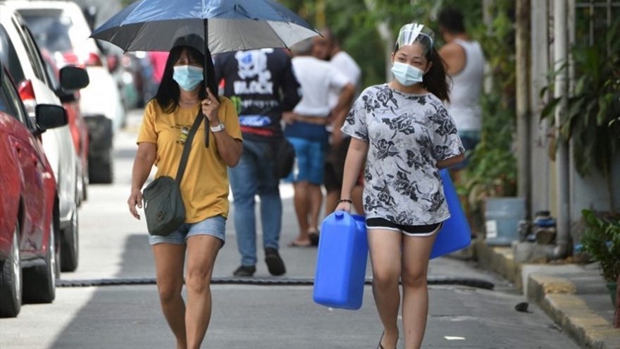 Philippines khuyên người dân đeo khẩu trang cả ở nhà để chống dịch