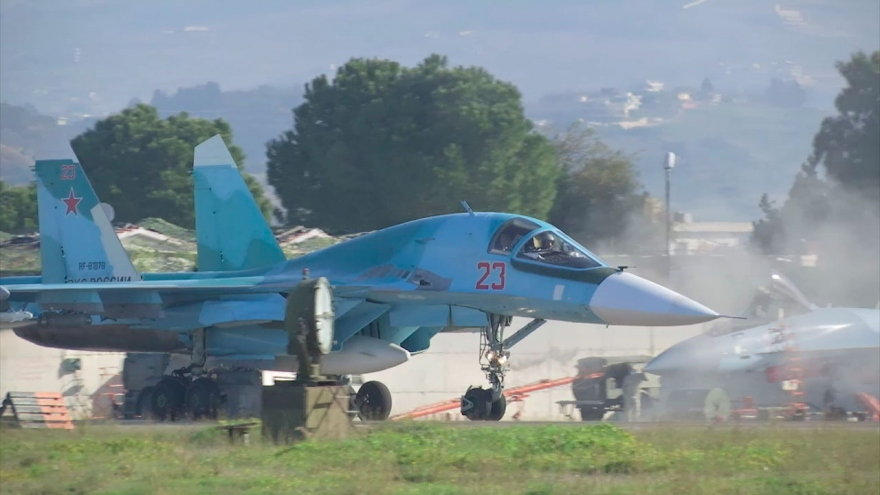 Phi công Nga bay huấn luyện với Su-34 trên bầu trời Syria