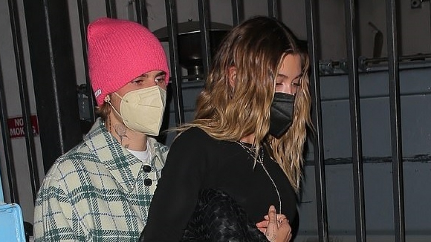 Justin Bieber tình tứ ôm vợ, hẹn hò ăn tối lãng mạn tại nhà hàng