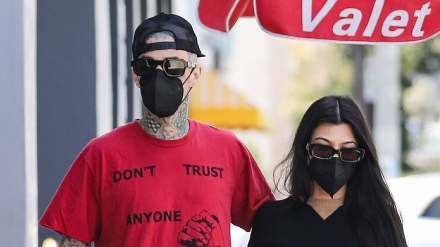 Kourtney Kardashian và bạn trai tình tứ khoác vai đi dạo phố