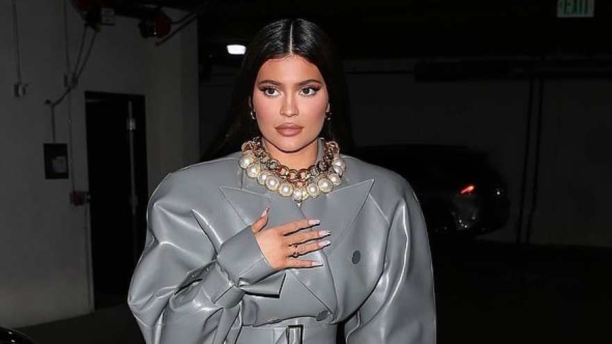 Kylie Jenner đeo vòng ngọc trai đắt giá đi ăn tối cùng bạn bè