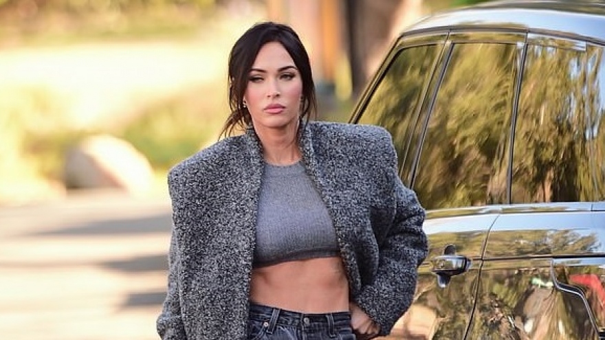 Megan Fox diện croptop khoe eo thon ra phố