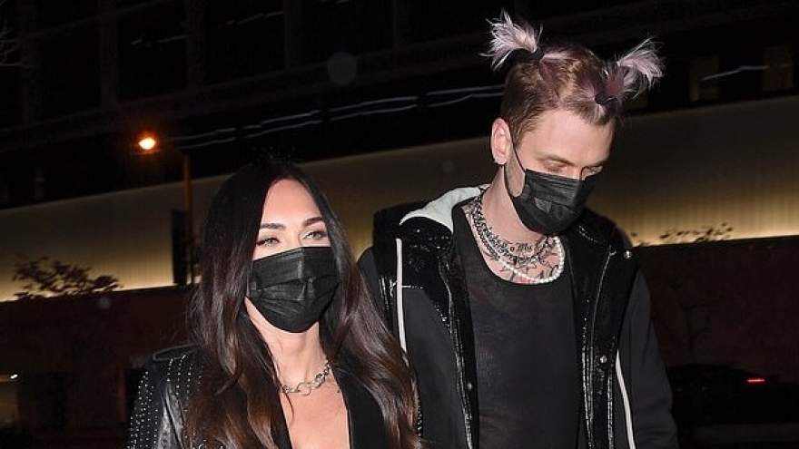 Megan Fox và tình trẻ diện đồ đồng điệu, hẹn hò lãng mạn lúc tối muộn 