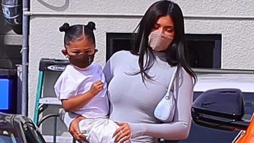 Kylie Jenner gợi cảm đưa con gái cưng đi chơi