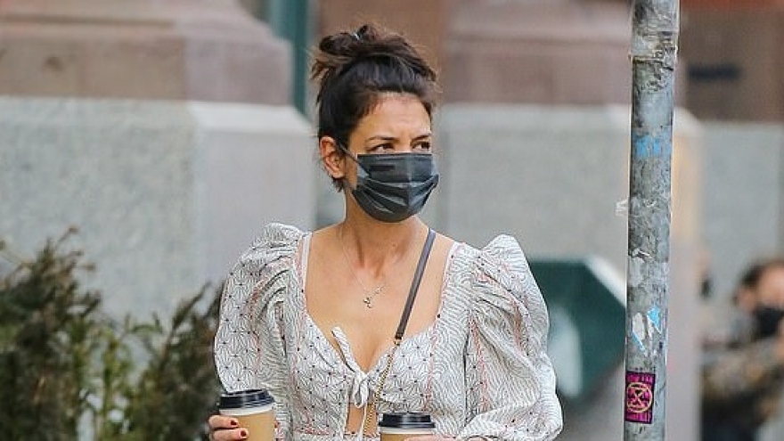 Katie Holmes diện đầm boho gợi cảm đi chơi