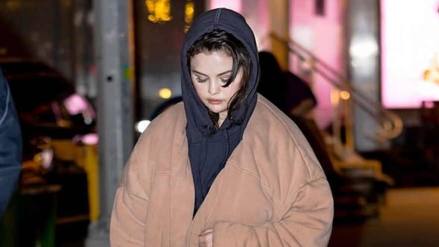 Selena Gomez mặc đồ ấm áp trở lại phim trường lúc tối muộn