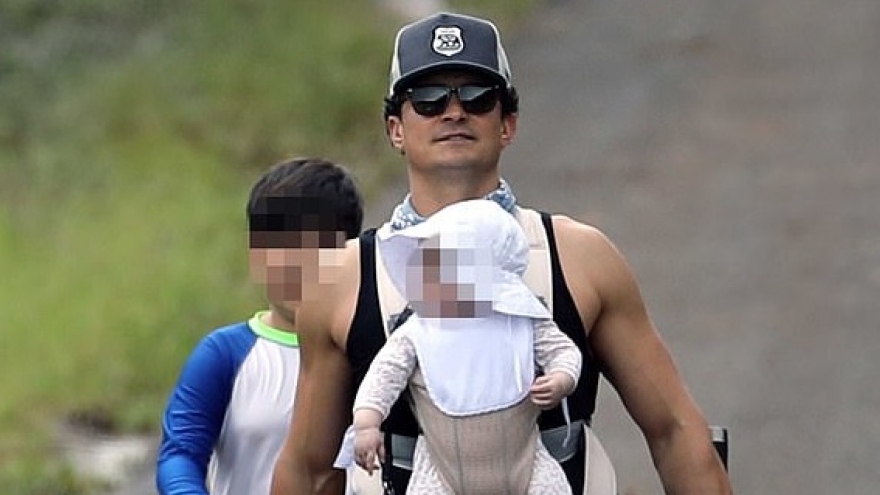 Orlando Bloom đưa các con đi dạo ở Hawaii