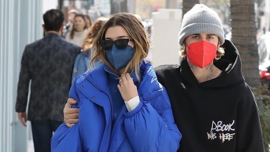 "Lơ" lễ trao giải Grammy, Justin Bieber tình tứ đi chơi cùng bà xã