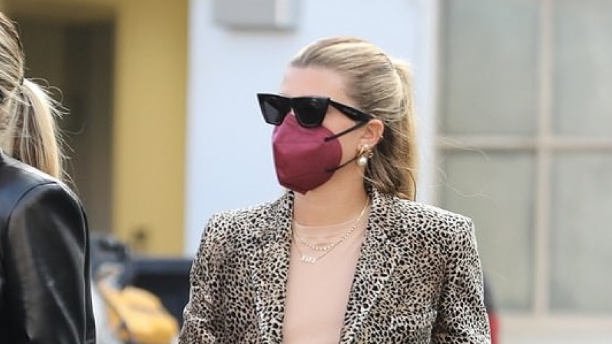 Sofia Richie diện đồ hiệu đi ăn trưa cùng bạn bè