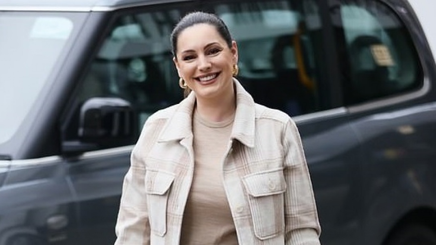 Kelly Brook trang điểm tông màu trầm tinh tế đến phòng làm việc