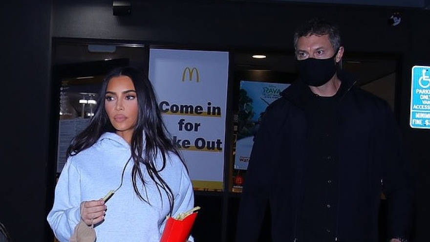 Kim Kardashian trang điểm lạ mắt khi ra phố lúc tối muộn