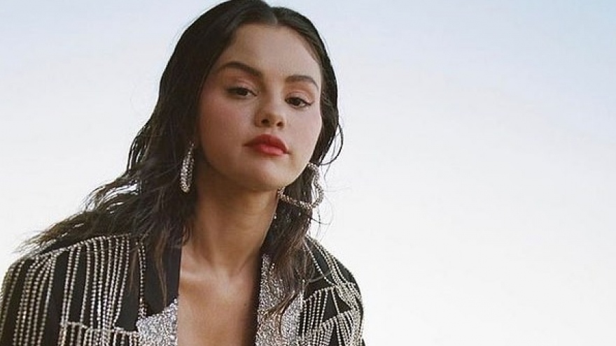 Selena Gomez nóng bỏng trong buổi chụp hình ngoài trời