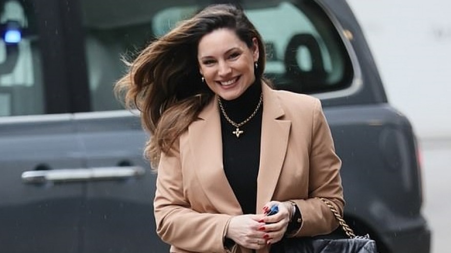 Người mẫu Kelly Brook trang điểm xinh đẹp ra phố