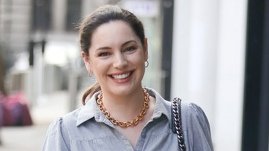 Kelly Brook diện đầm suông gợi cảm đến phòng làm việc