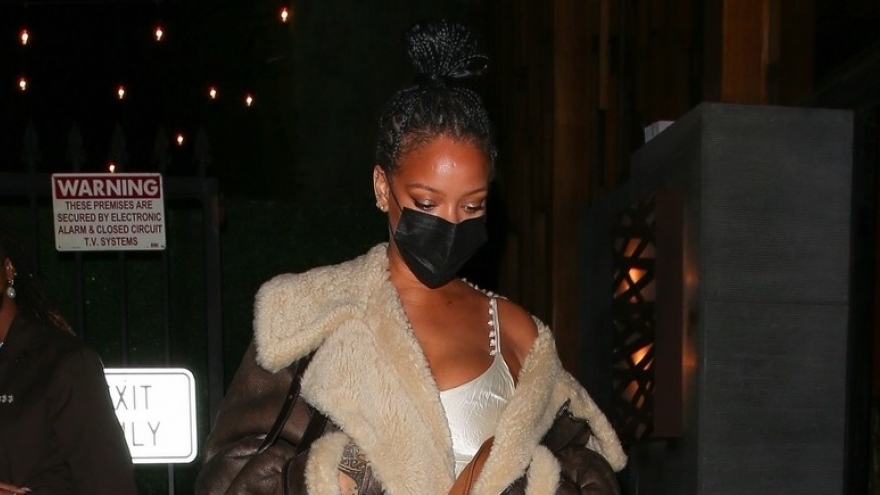 Rihanna gợi cảm đi ăn tối cùng bạn bè sau khi công khai tình mới