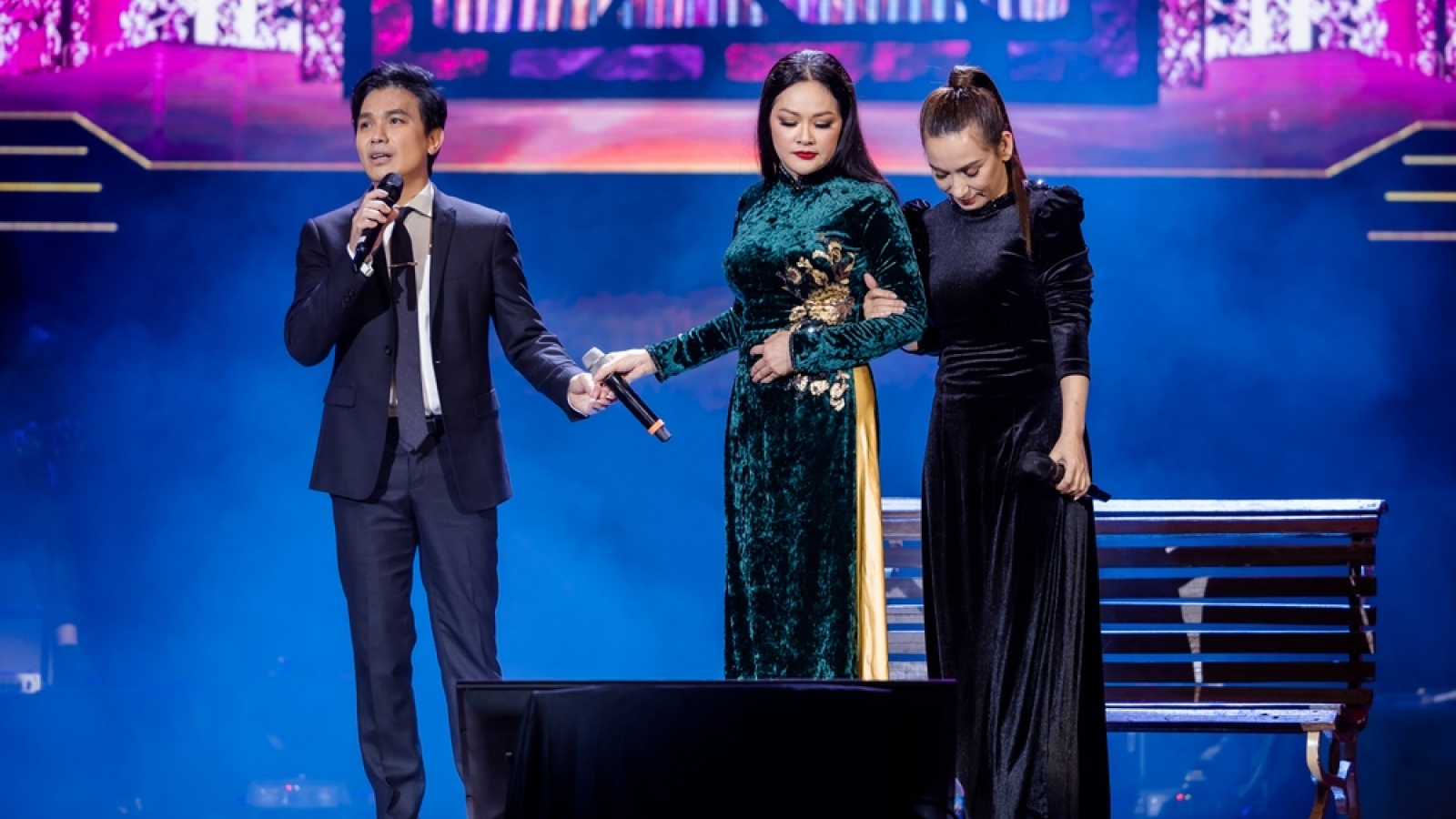 Như Quỳnh - Mạnh Quỳnh - Phi Nhung tái hiện liên khúc "Nhẫn cưới" sau tròn 20 năm