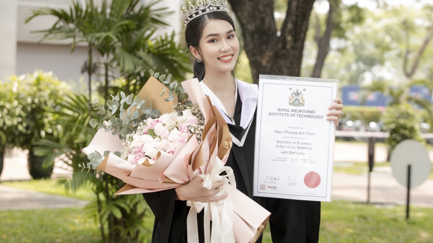Phương Anh xinh đẹp rạng rỡ trong lễ tốt nghiệp