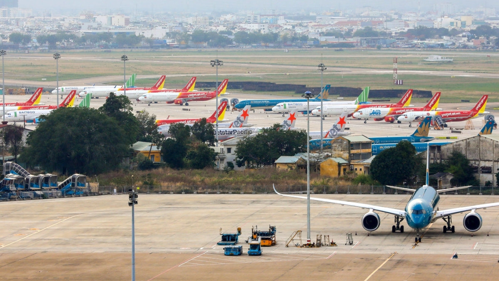 Why does Vietnam not develop airports en masse?