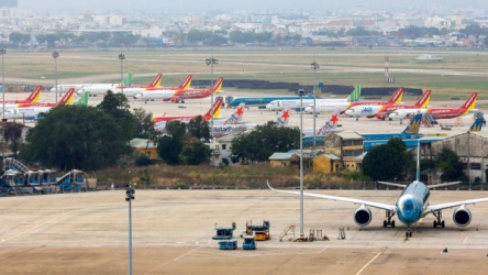 Why does Vietnam not develop airports en masse?