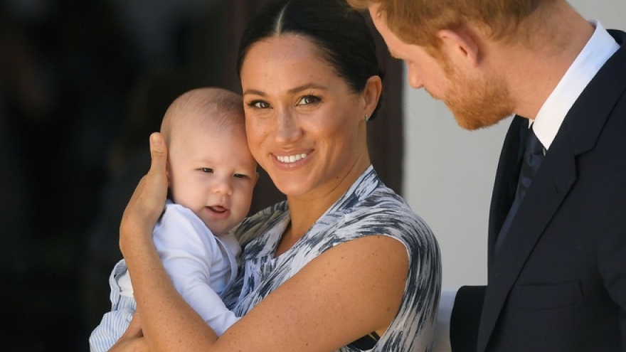 Tại sao con trai của Meghan và Harry không được nhận tước hiệu hoàng tử?