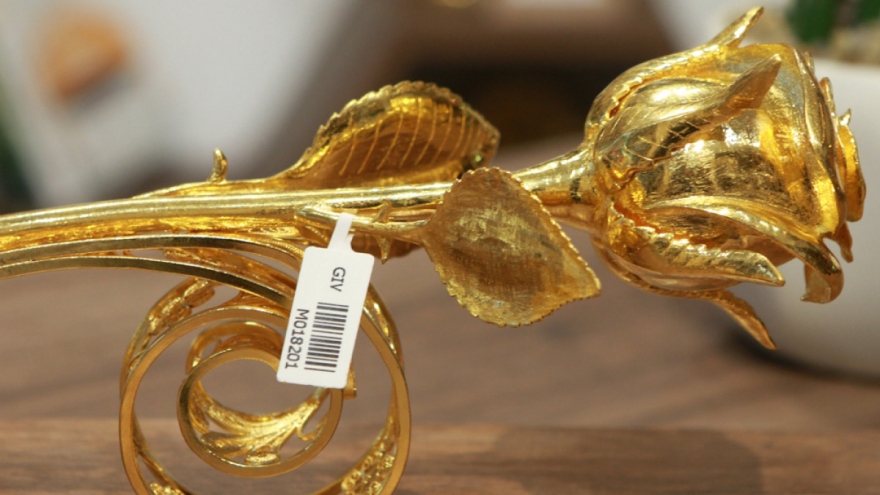 24k gold-plated rose worth VND330 million goes on sale for International Women’s Day