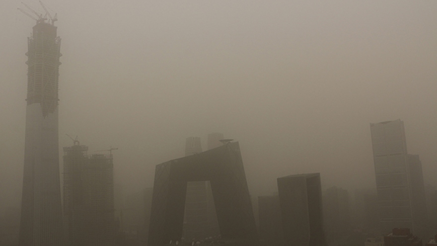  Trung Quốc lại hứng chịu bão cát nặng nề, ô nhiễm tăng, tầm nhìn giảm