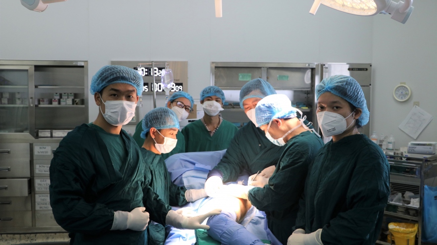 Phẫu thuật thay khớp háng nhân tạo thành công cho bệnh nhân ở Hải Dương