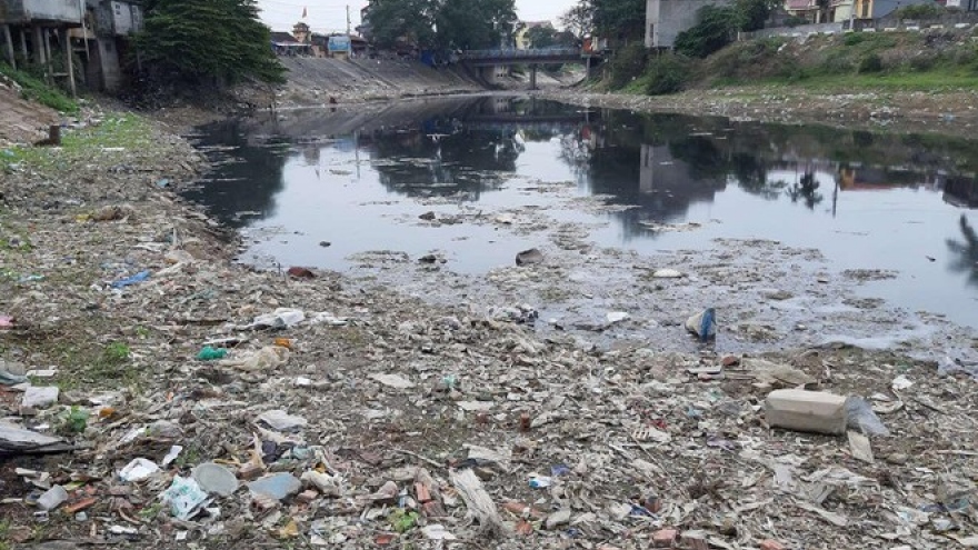 Thủ phạm gây ô nhiễm sông Cầu thách thức cơ quan chức năng