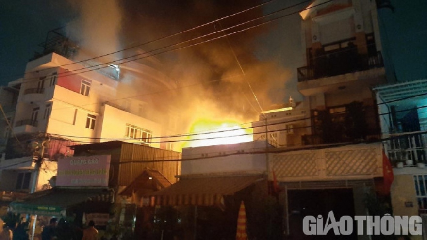 Cháy dữ dội ở cửa hàng đồ cũ trong khu dân cư tại TPHCM