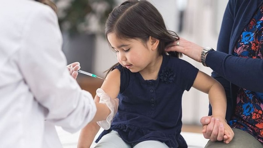 Khi nào trẻ em được tiêm vaccine Covid-19 và liệu có an toàn hay không?