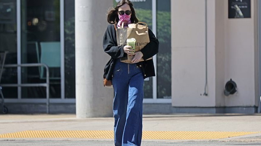 Kiều nữ Dakota Johnson đeo nhẫn ngọc lục bảo, một mình đi mua sắm trước tin đồn đính hôn