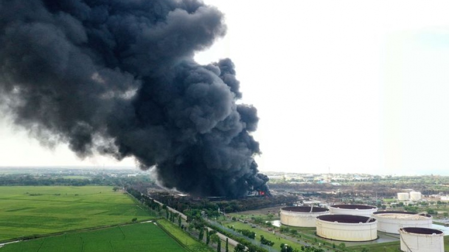 Nhà máy lọc dầu ở Indonesia tiếp tục bùng cháy dữ dội ngày thứ 2