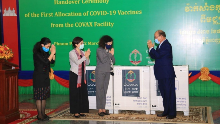 Campuchia tiếp nhận lô vaccine Covid-19 đầu tiên theo cơ chế COVAX