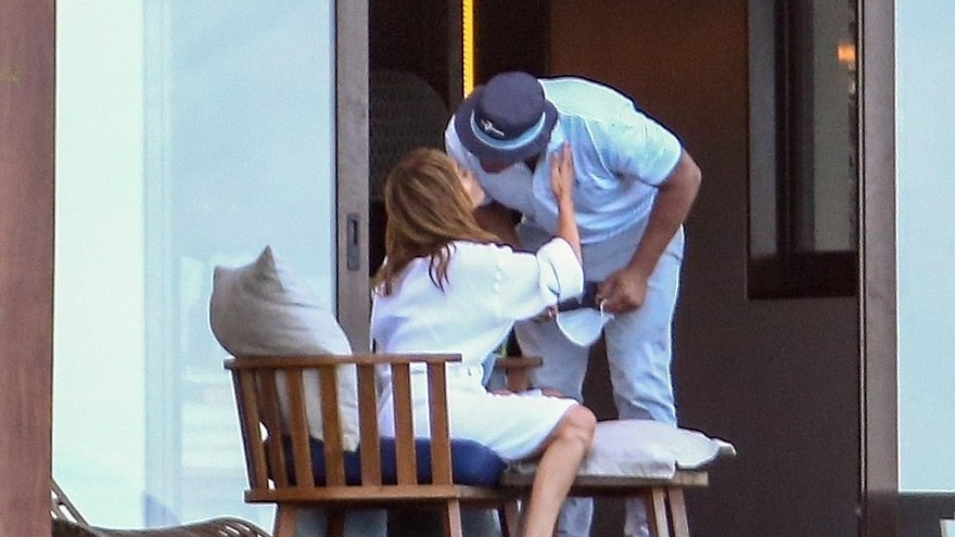 Jennifer Lopez tình tứ hôn bạn trai, xóa tan tin đồn chia tay