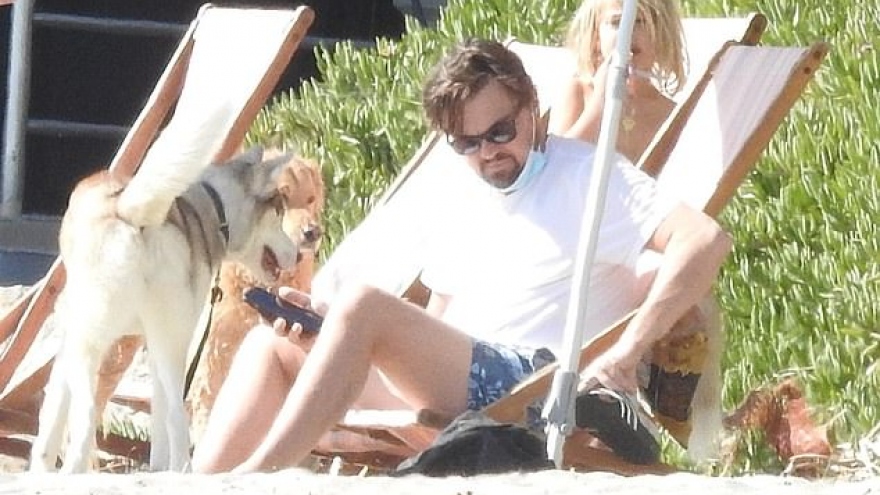Leonardo DiCaprio và bạn gái diện đồ đồng điệu đi chơi biển