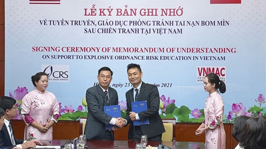 Memorandum signed to boost UXO risk education in Vietnam