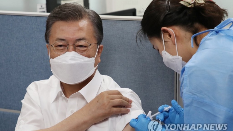 Tổng thống Hàn Quốc tiêm vaccine ngừa Covid-19 của AstraZeneca