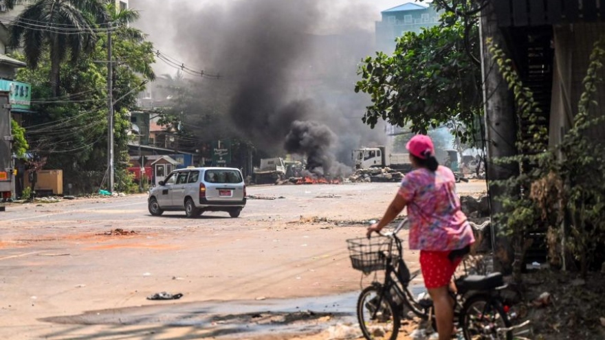 Dòng người lũ lượt rời khỏi thành phố Yangon của Myanmar