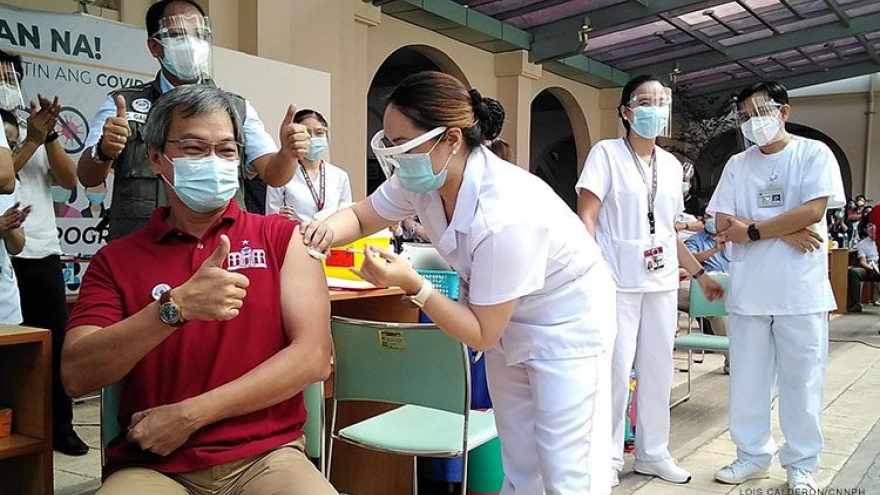 Philippines bắt đầu tiêm chủng sau khi nhận lô vaccine Covid-19 đầu tiên từ Trung Quốc