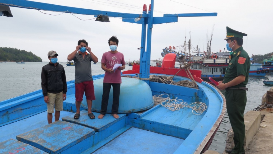 Khen thưởng đột xuất ngư dân cứu 4 người nước ngoài