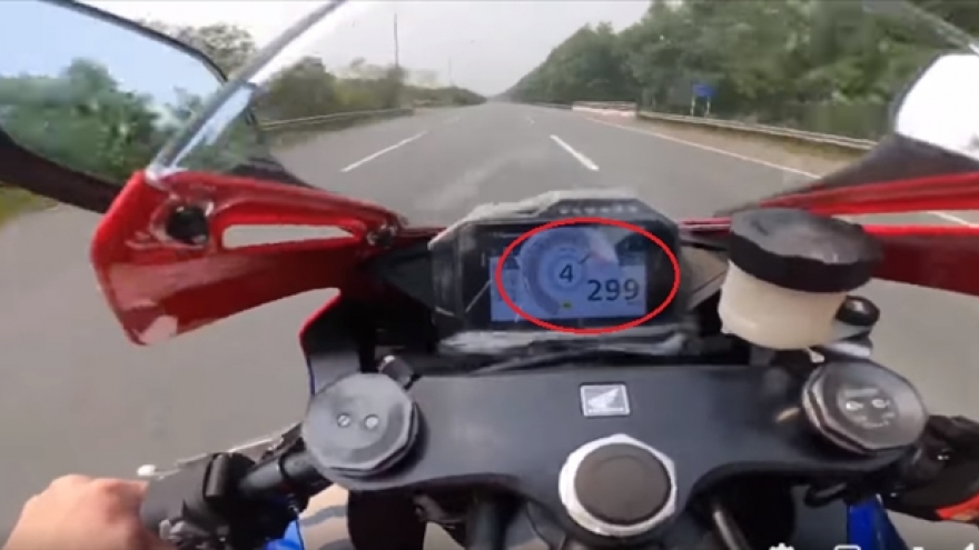 Truy tìm người lái mô tô "vít ga" gần 300km/h trên Đại lộ Thăng Long