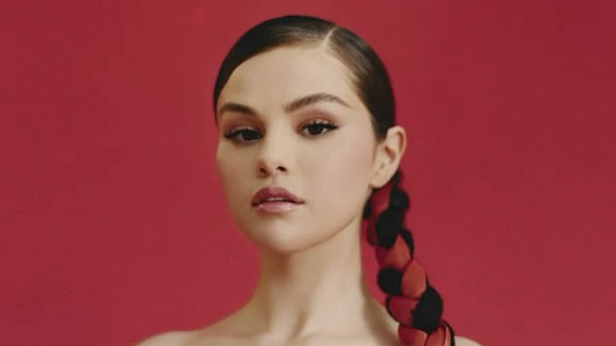 Hé lộ album mới, Selena Gomez tranh thủ khoe nhan sắc xinh đẹp rạng ngời