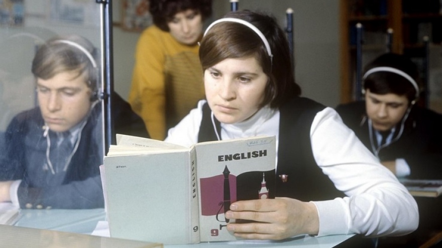 Học sinh, sinh viên Liên Xô đã vượt khó như thế nào để học tiếng Anh?