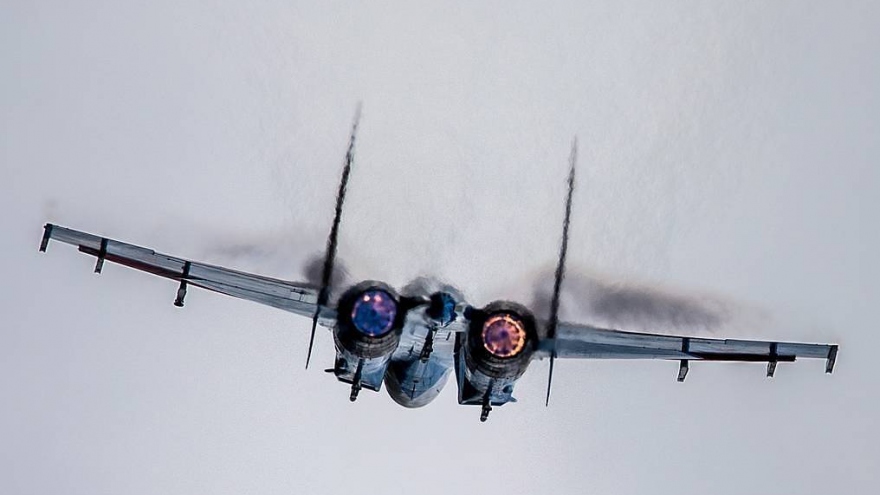 Tiêm kích Su-27 Nga chặn oanh tạc cơ Mỹ trên biển Baltic